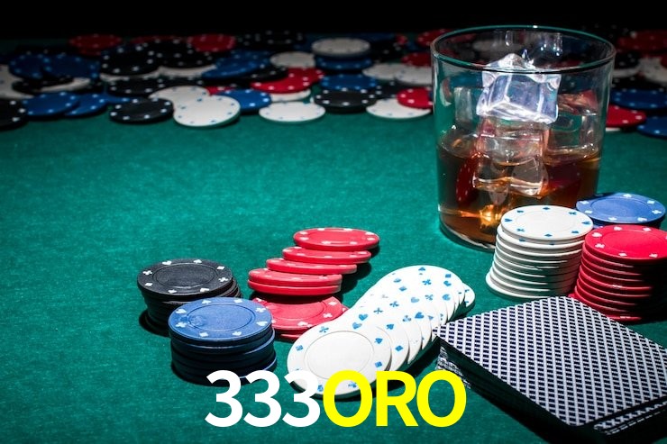 Escena dinámica inspirada en casino con iluminación 333ORO, cartas, fichas e íconos de juegos digitales en un espacio moderno de juegos.